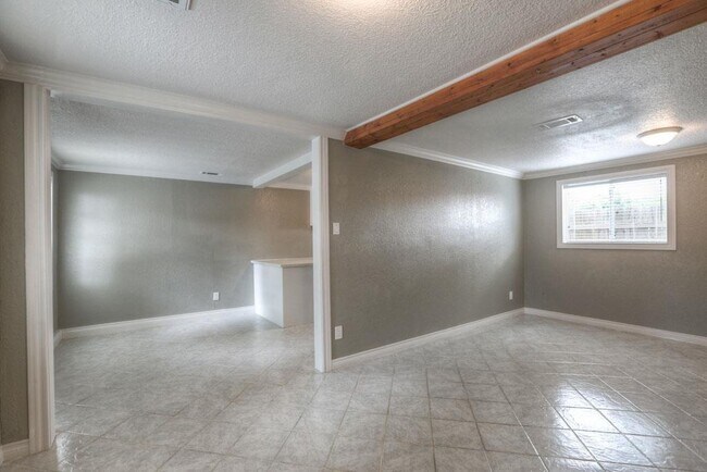 Photo - 4809 McEwen St