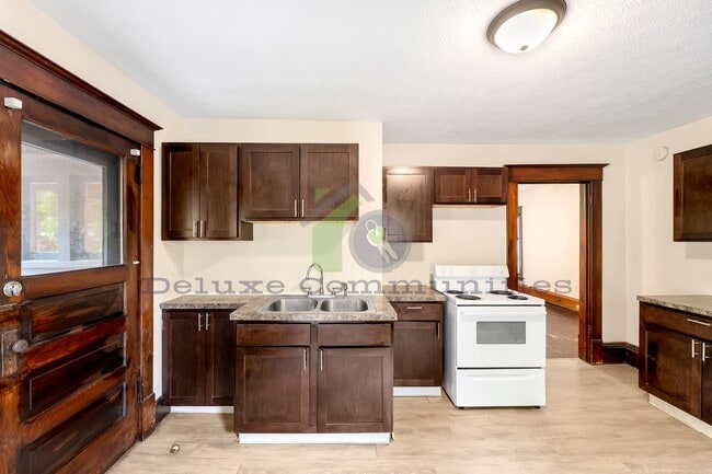 749 Jackson St NW