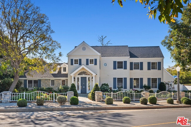 Building Photo - 360 Alma Real Dr