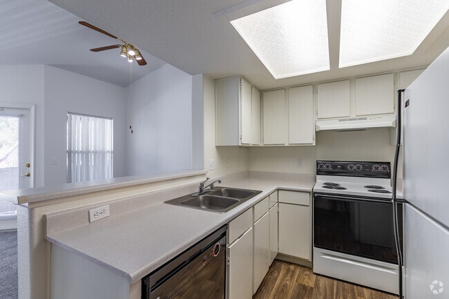 1 BR, 1 BA - 700 SF