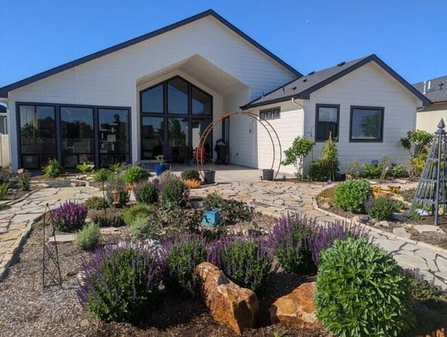 Building Photo - Luxury Living & Outdoor Oasis: Your Perfec... Rental