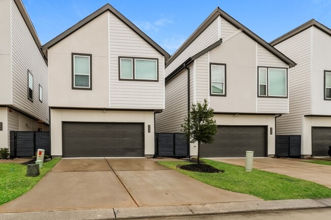 Building Photo - 345 N Centro Cir