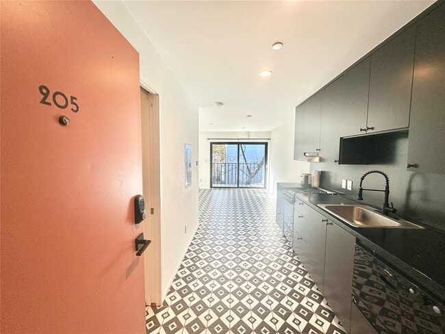 Building Photo - 201 Academy Dr Unit 205