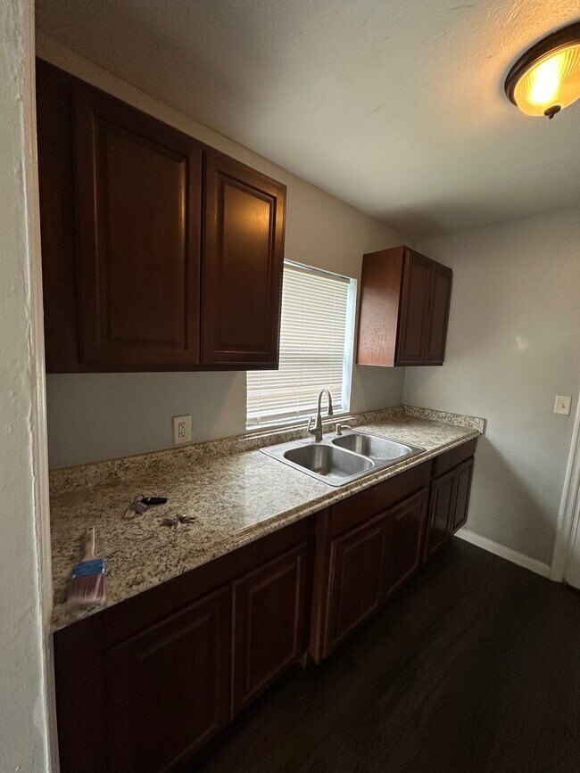 1450 W 22nd St