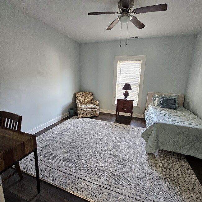 Photo - 619 W Bell St