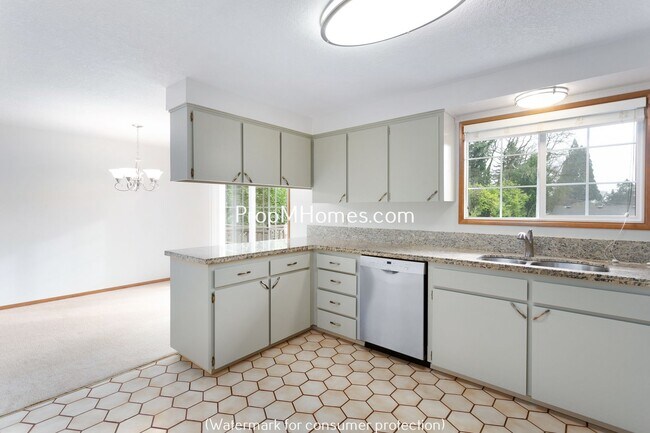 Photo - Spacious Four Bedroom Split-Level Home In Milwaukie!