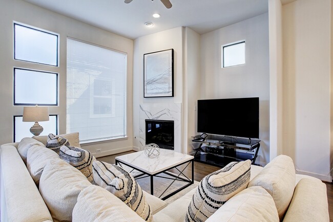 Photo - 902 Roy St