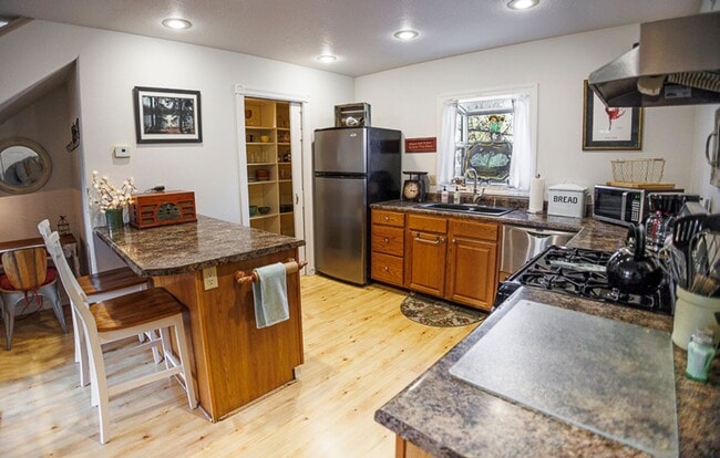 Photo - The Nest: Fully Furnished detached Cottage...