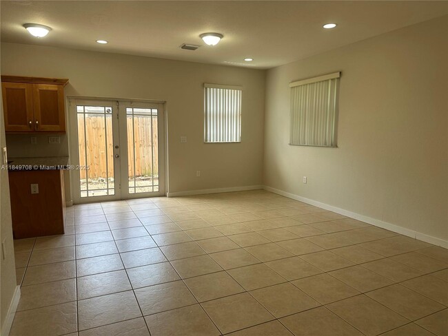 Building Photo - 2209 Monroe St Rental