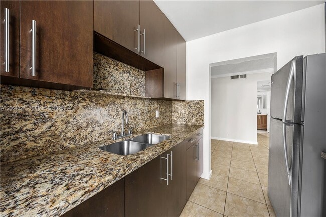 Building Photo - 5420 Hollywood Blvd Unit 202