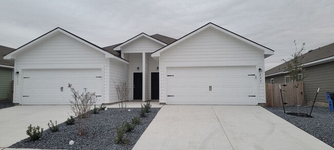 Luxury Duplex 3/2 in Seguin Navarro ISD - Luxury Duplex 3/2 in Seguin Navarro ISD Townhome
