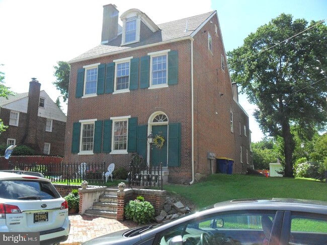 Building Photo - 144 E 3rd St