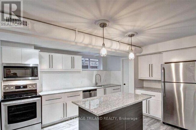 Photo - 877 Waterloo St