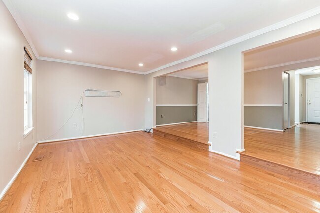 Photo - Well maintained 3-level 3Bd/2 full & 2 half bath TH in the sought-after Burke Centre!
