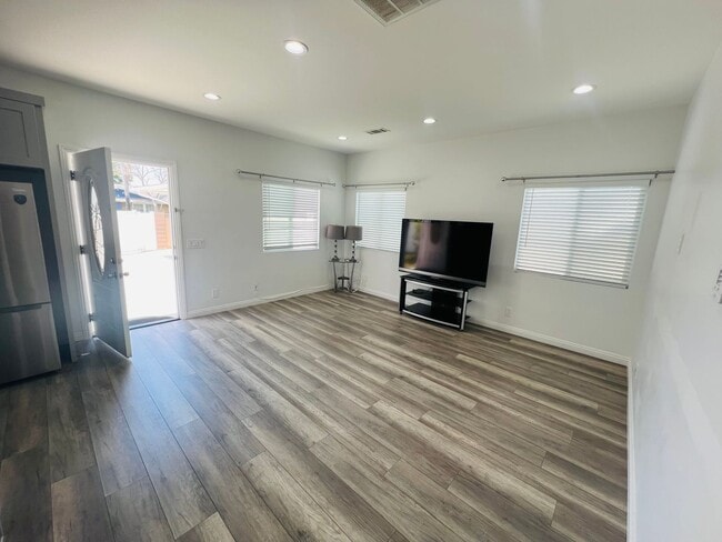 Photo - 1830 W Bernardy Pl