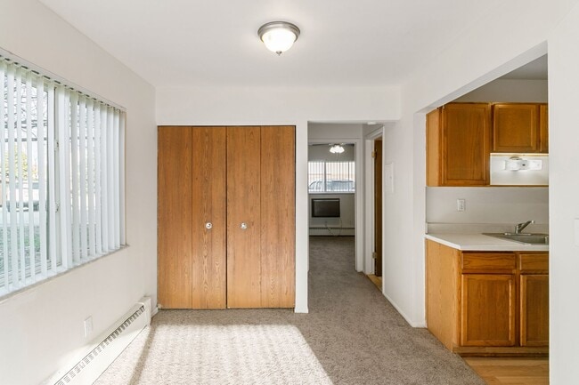 Photo - Holiday Manor East