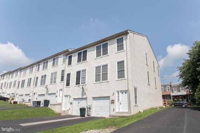 Photo - 274 Lauriston St Townhome