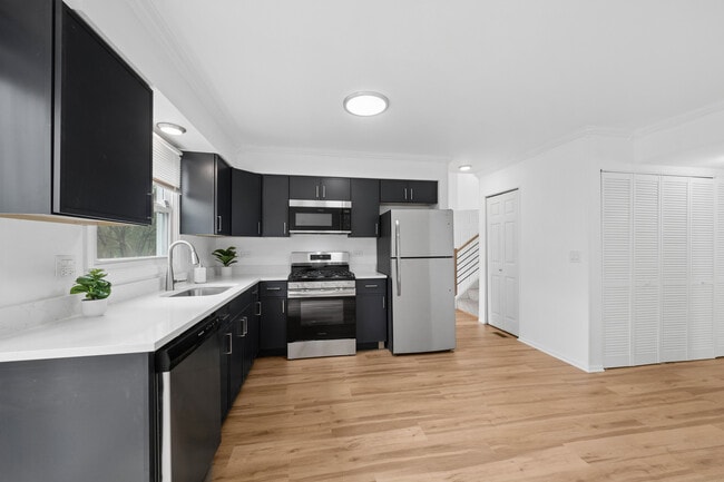 Photo - 1553 Brandywyn Ct N