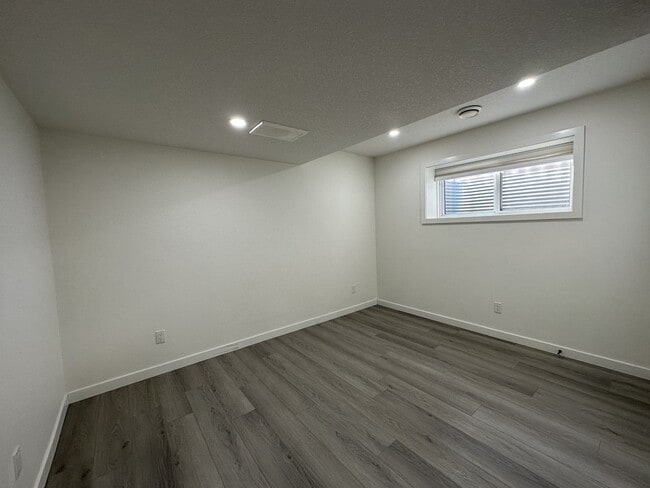 Photo - 17931-17960 60 St NW