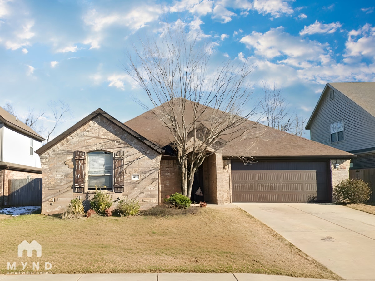 Photo - 102 NE Larkspur Ln