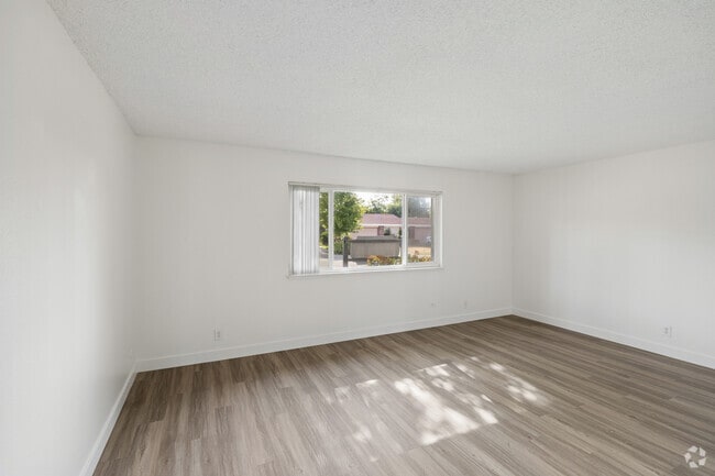 1BR, 1BA - 700SF - Living Room