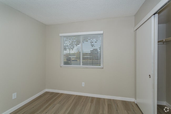 2BR, 1BA - 735 SF