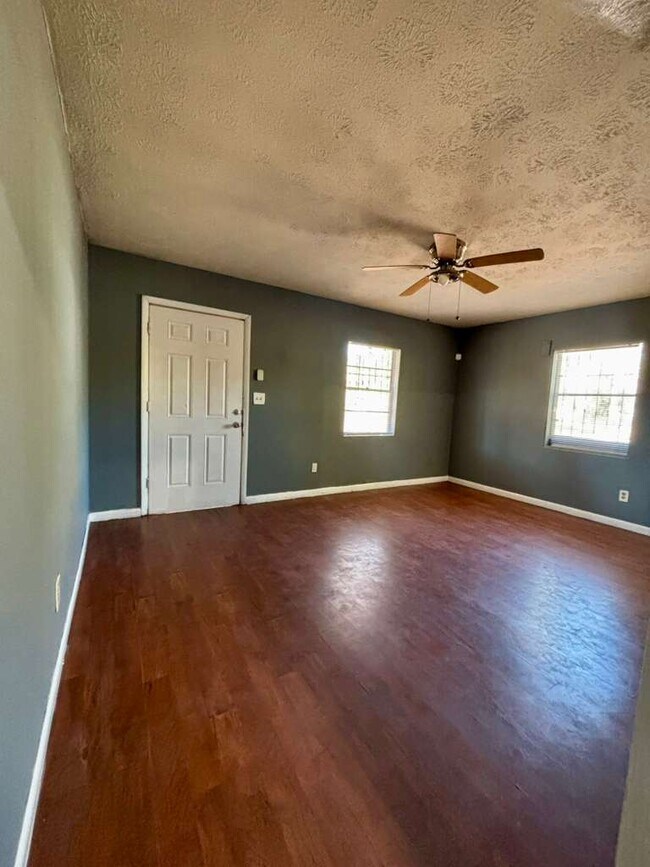 Photo - 1360 W 21st St