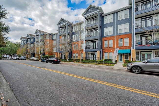 Building Photo - Lyons Corner