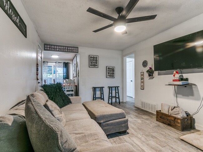 Photo - 605 SW 10th St