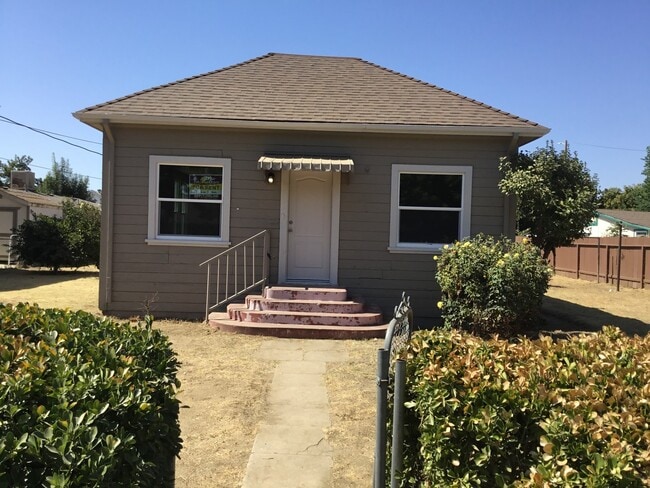 Building Photo - Coming Soon!! Apply NOW!!! Just Renovated!... Rental
