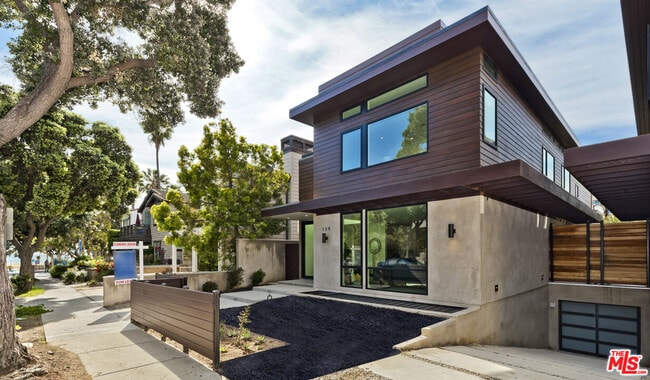 Building Photo - 139 Hollister Ave Rental