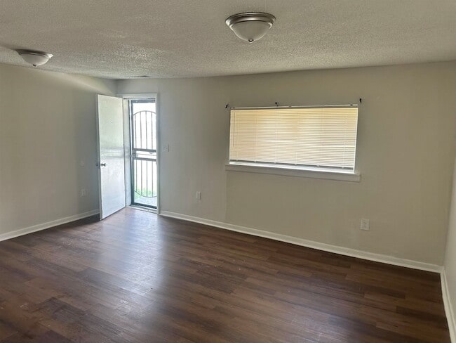 Photo - 1539 Barton St