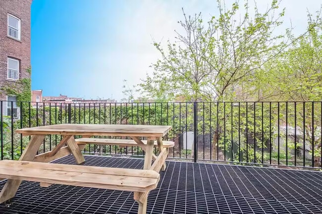 Building Photo - Furnished room/NOT APARTMENT Unit 2FL