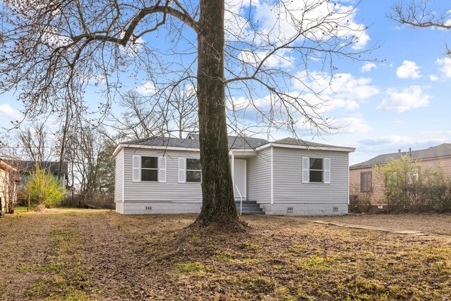 Photo - 829 51st St W