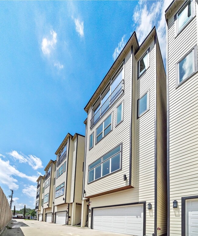 Photo - 907 W 16th St