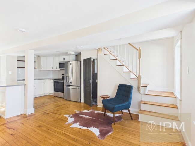 Building Photo - 305 W Broadway Unit 305.5 W Broadway - Rear