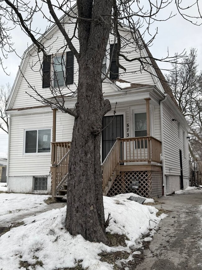 Building Photo - 3 Bedroom 1.5 bath bungalow near downtown