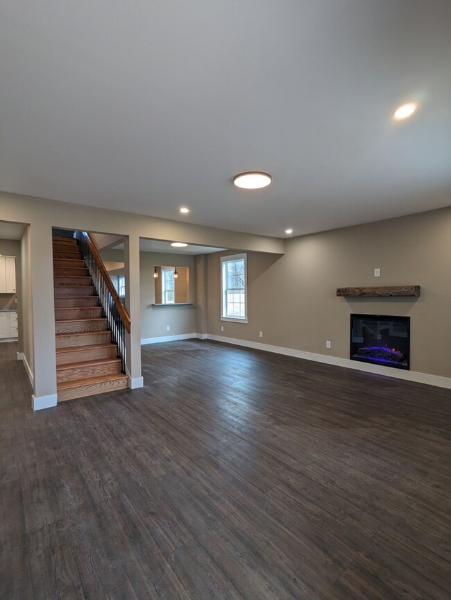 Beautifully Renovated Farmhouse for Lease - Beautifully Renovated Farmhouse for Lease
