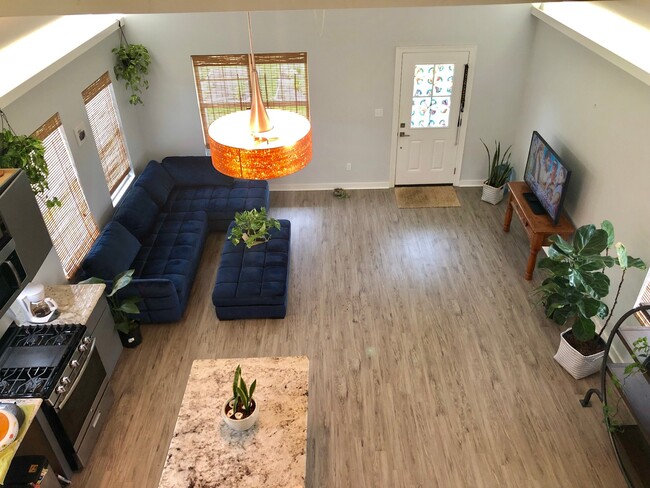 215 Rose St