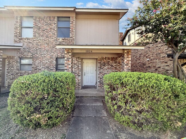 Photo - Charming 2-Bedroom Brick Home with Spaciou...