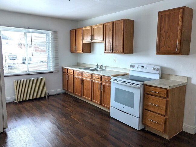 Kitchen - 7620 Hamilton Ave Unit 1