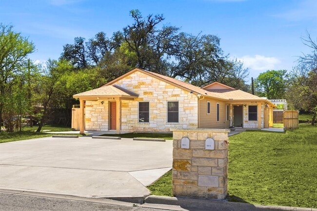 Photo - 823 N Commerce St