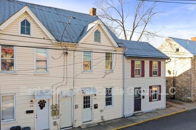 Photo - 218 N College St