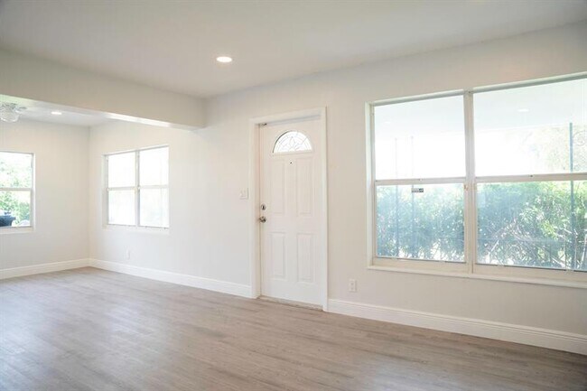 Photo - 530 NE 46th St