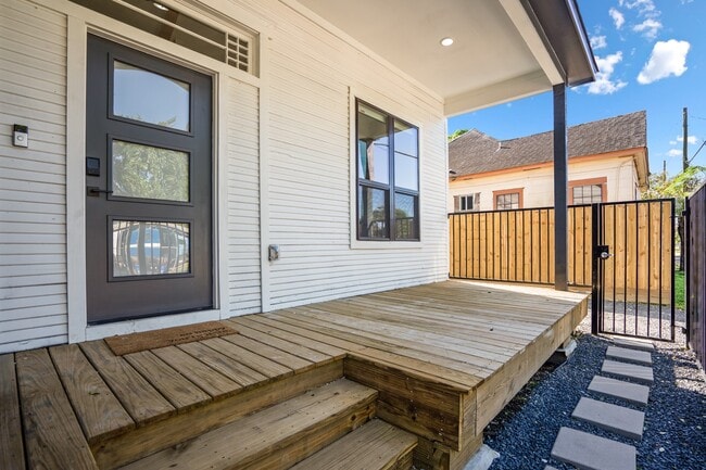 Photo - 207 Lockwood Dr