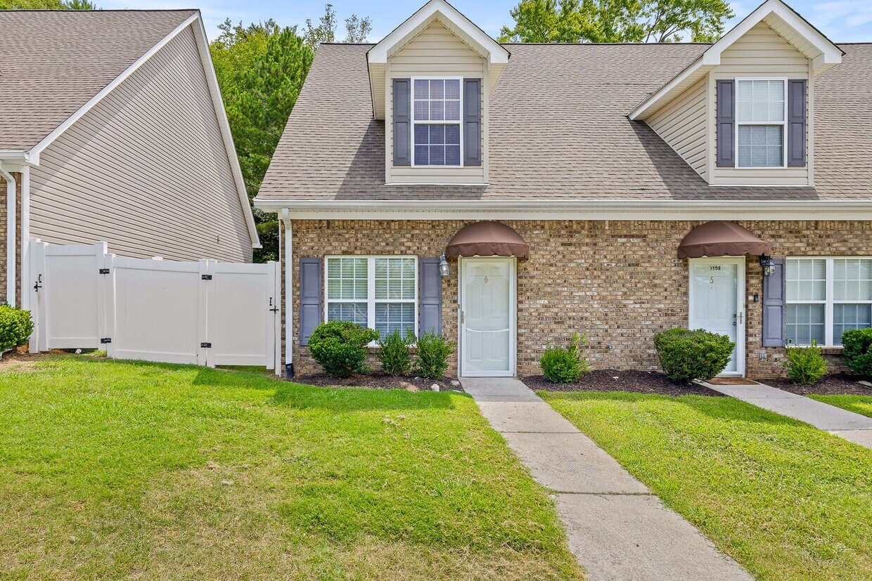 Newly renovated 3-bedroom, 2-bathroom town... - Newly renovated 3-bedroom, 2-bathroom town...