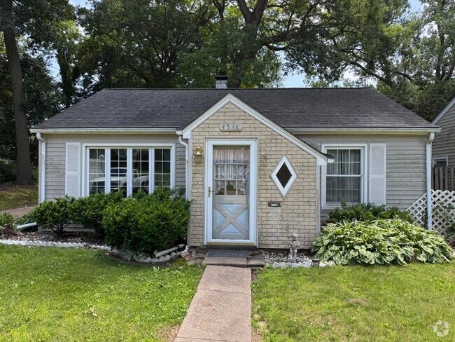 Building Photo - Cozy 2-Bedroom House with a Large Space!