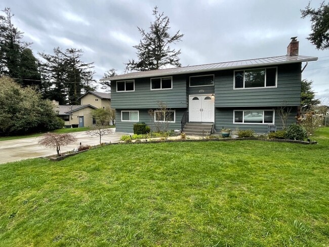 Photo - ***PENDING APPLICATION***Gorgeous 4 Bedroom Home In Desirable West Beach Area!