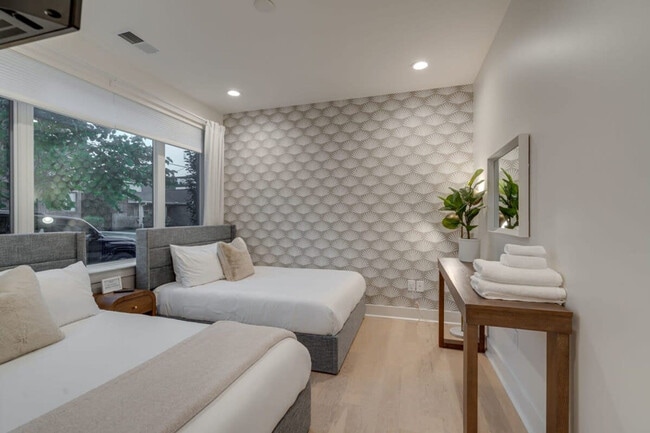 Building Photo - 1035a Scovel St Rental