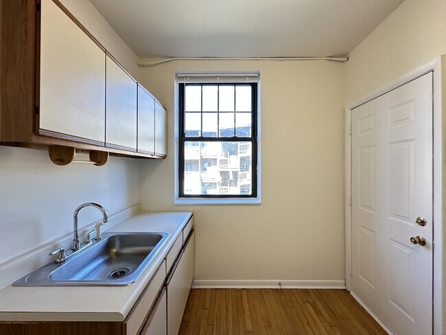 Photo - 700 W Cornelia Ave Unit J06W